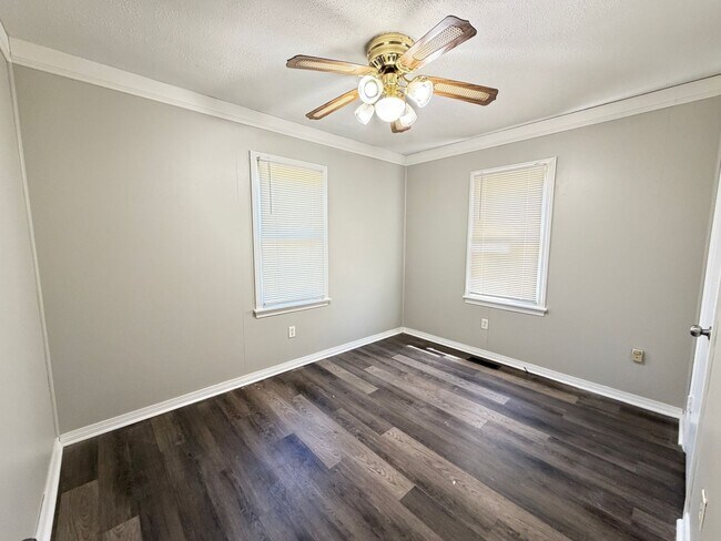 Building Photo - 2 Bedroom, 1 Bathroom Home For Rent!!