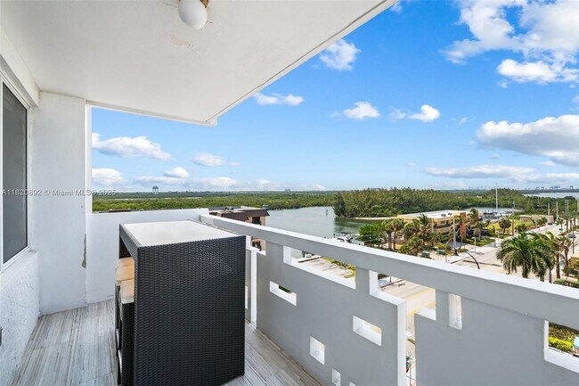 Building Photo - 3111 N Ocean Dr