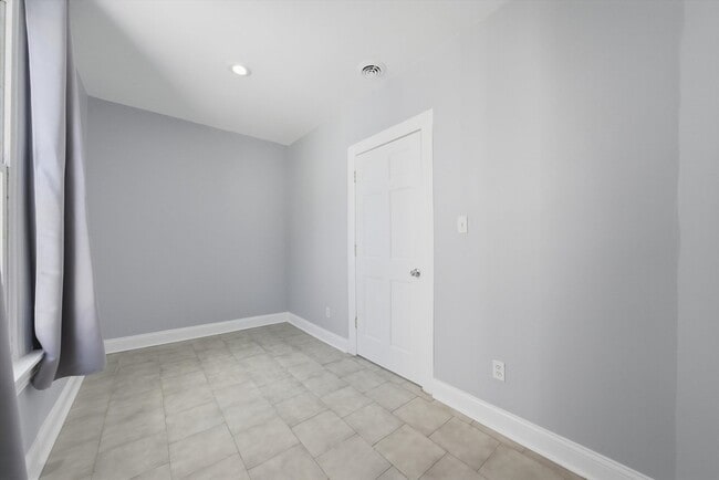 Building Photo - 2712 W 25th St