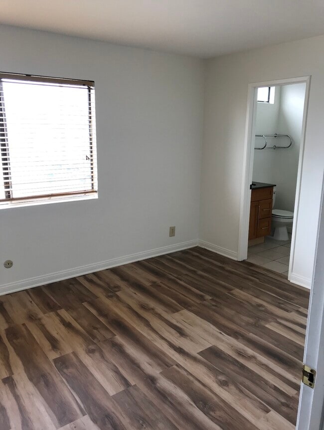 Second bedroom or office with en suite bathroom - 5247 Agnes Ave