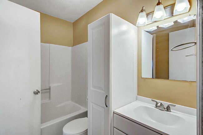 Building Photo - 2318 Applebee Way