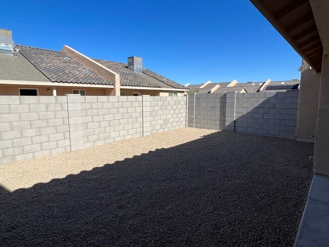 Building Photo - 3 BEDROOM TOWNHOME!