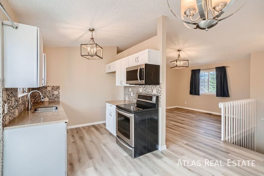 Building Photo - 2029 Whitehorn Dr N