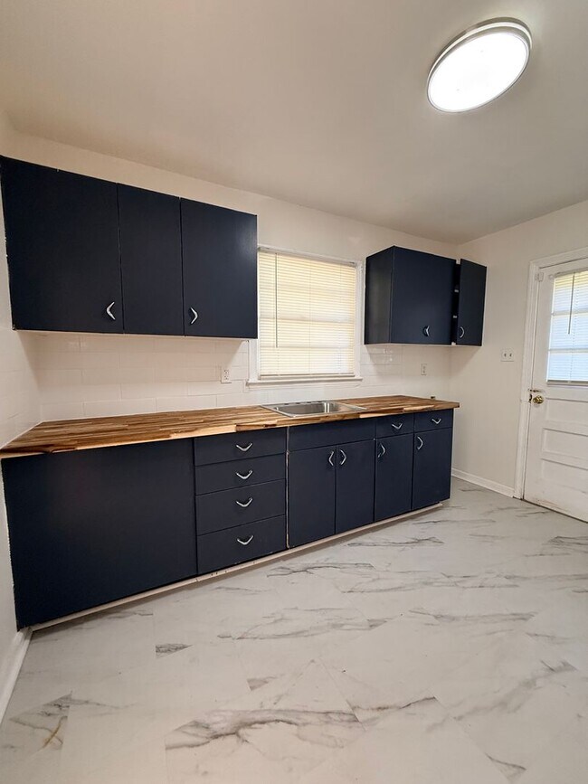 Building Photo - For Rent – Updated 3 Bed / 1 Bath Home