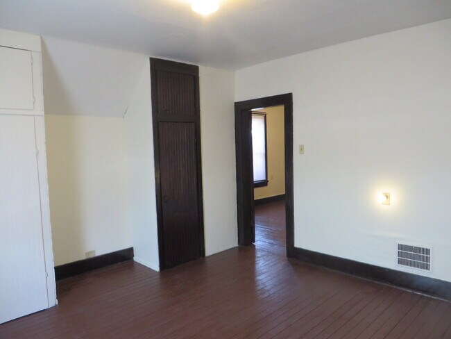 Building Photo - Large Three Bedroom, 1.5 Bathroom Home hal...