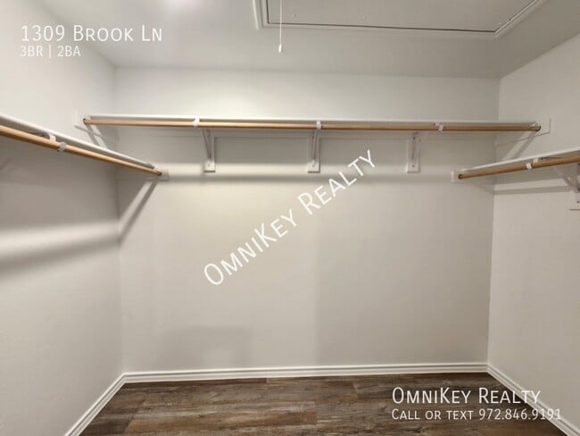 Building Photo - 1309 Brook Ln