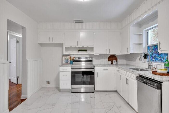 Building Photo - Renovation, MUST SEE!