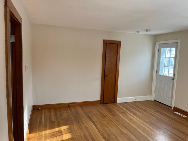 Building Photo - Sunny One Bedroom One Bath Apartment in a ...