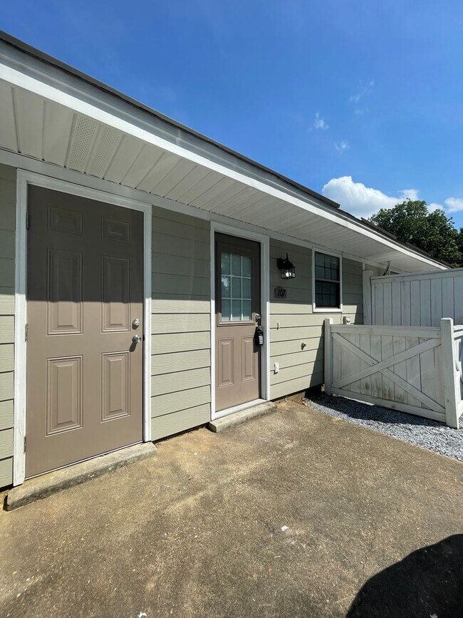 Building Photo - 107 Cedar Ct