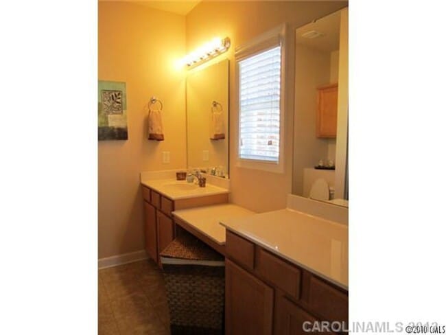 Building Photo - 3BR End Unit Townhome in Summers Walk