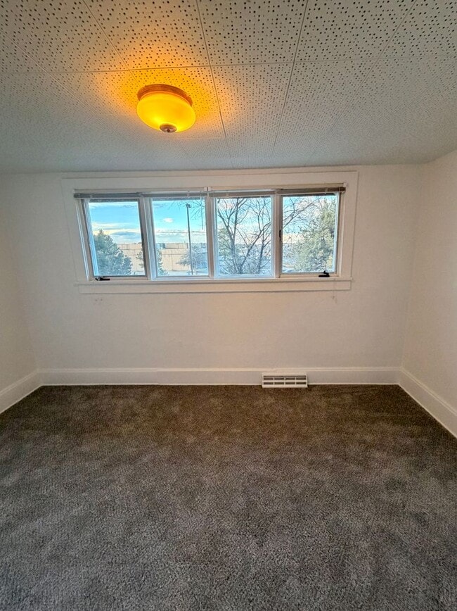 Building Photo - Vintage Home in an unbelievable location