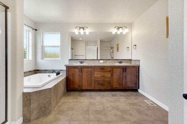 Building Photo - Spacious 4BR/3BA in Beaverton