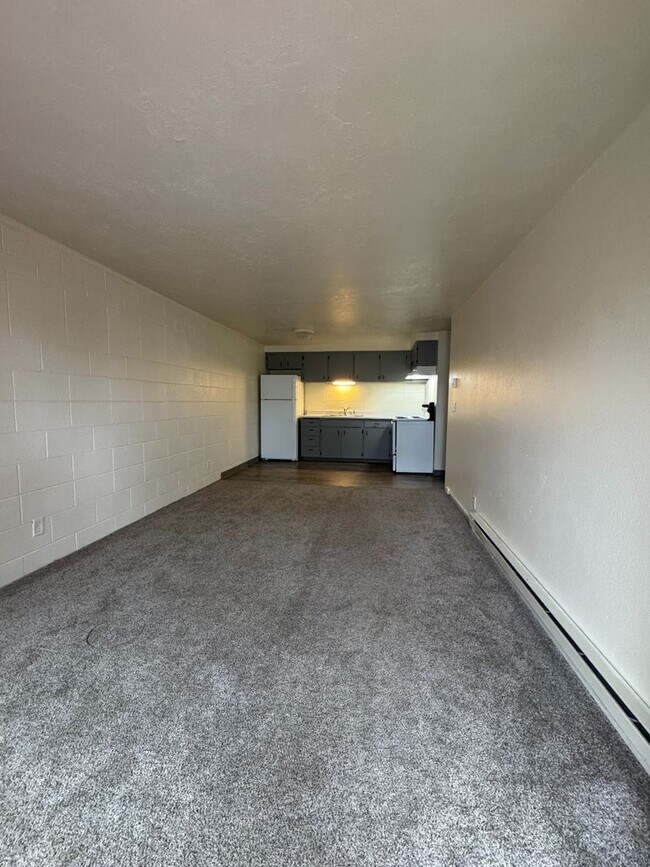 Building Photo - (CAM 10)  Very Nice Large 1 bed Apt - Clos...