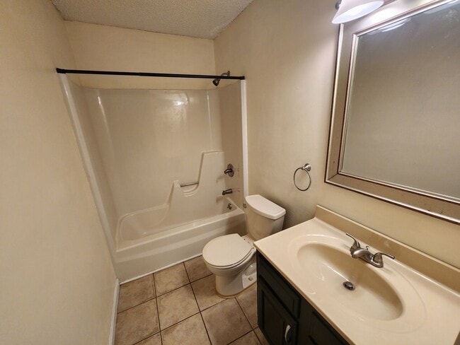 Building Photo - Beautifully remodeled 2 bed, 1 Bath townho...