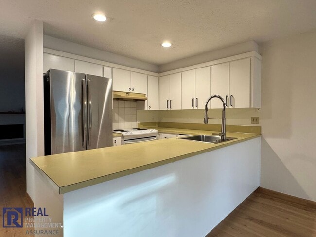 Building Photo - Updated 3-Bed Duplex Offering Space, Style & Convenience!!