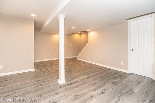 Building Photo - 668 Sherry Dr