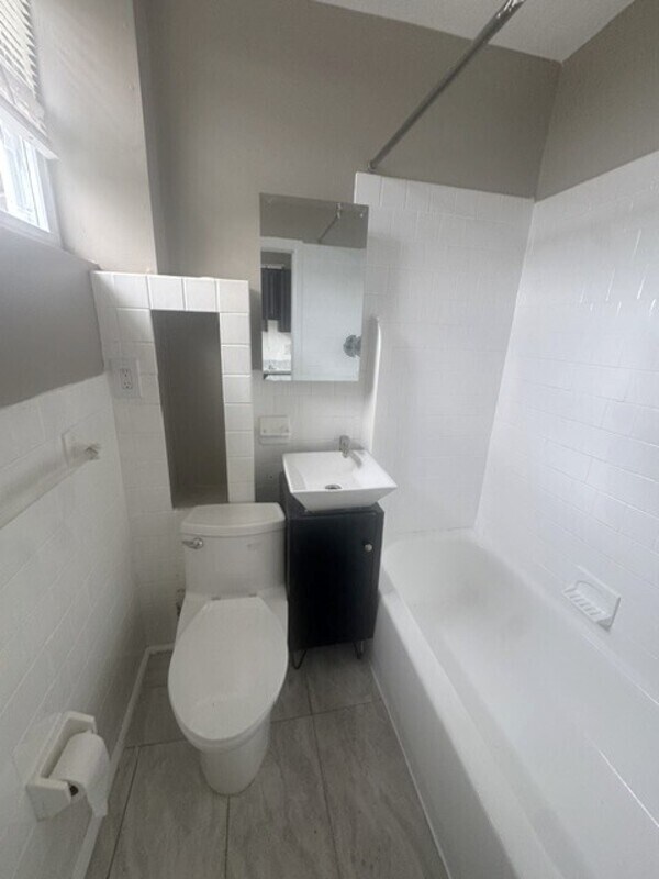 Building Photo - 2917 Poplar Terrace
