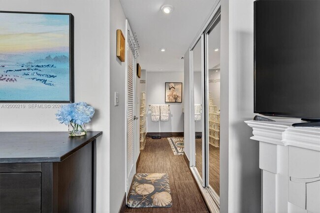 Building Photo - 328 N Ocean Blvd