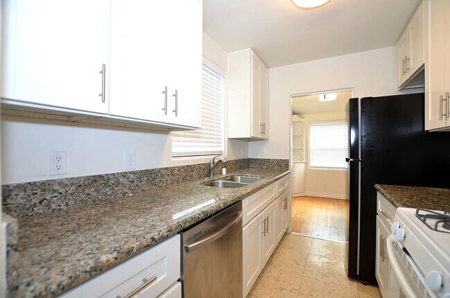 Building Photo - 1Bd/1Ba Home, large back yard. 1 Car garage.