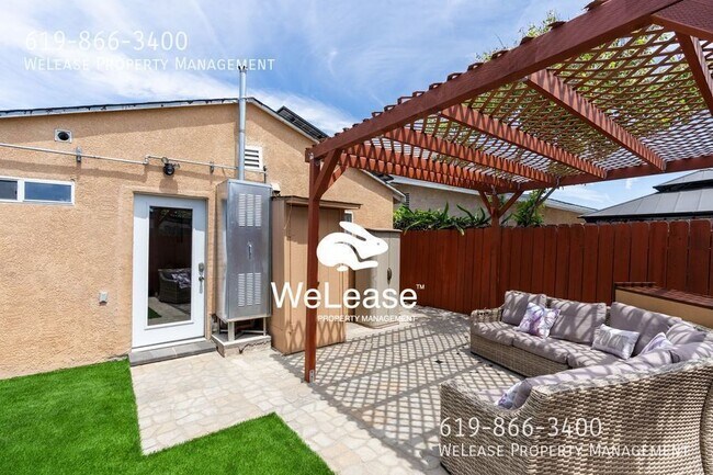 Building Photo - 4833 1/2 Lantana Drive-