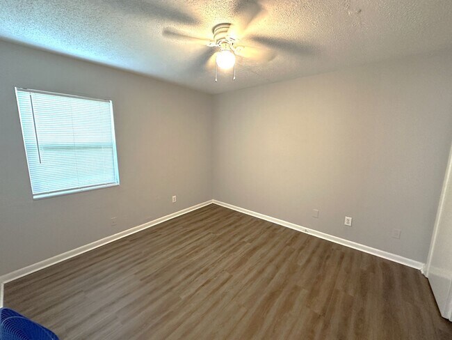 Building Photo - MODERN 2/1 TWN 2nd Story Unit w/ Washer/Dryer! Walk to Downtown! $1050/month Avail NOW!
