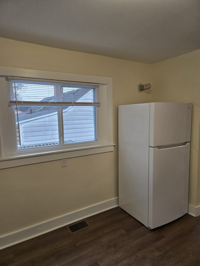 New refrigerator, new windows, new blinds - 401 North St