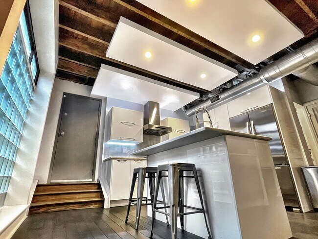 Building Photo - 5827 Alder St