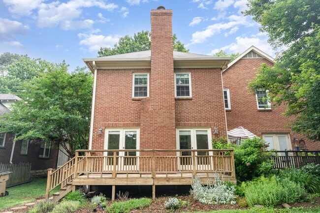 Building Photo - Newly Renovated 2-Bedroom Townhome in the Heart of Green Hills