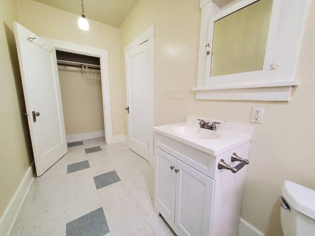 Building Photo - 442 8th St