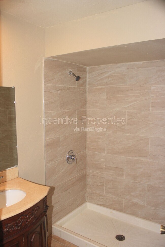 Building Photo - 4177 Versailles Dr