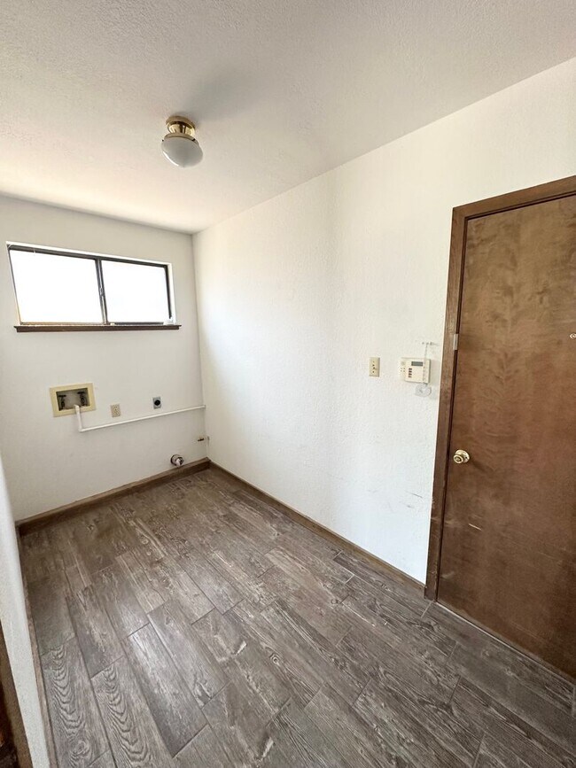 Building Photo - 3 Bed 2 Bath Ready to Rent ASAP!