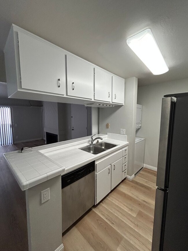 Building Photo - Remodeled Large Upstairs 2 Bedroom/1 Bath ...
