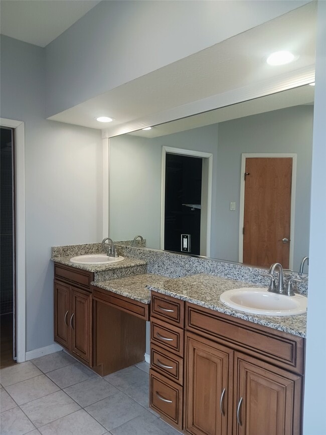 Building Photo - 923 W 41st St