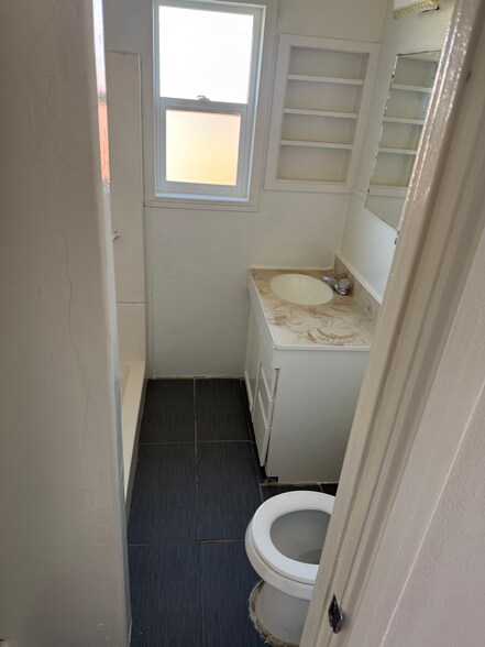 Building Photo - 411 Grand Ave