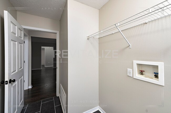 Building Photo - Gorgeous 3 Bed 2 Bath Brick Cottage on Corner Lot