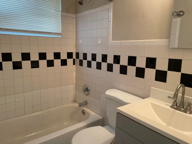 Building Photo - 914 4th St