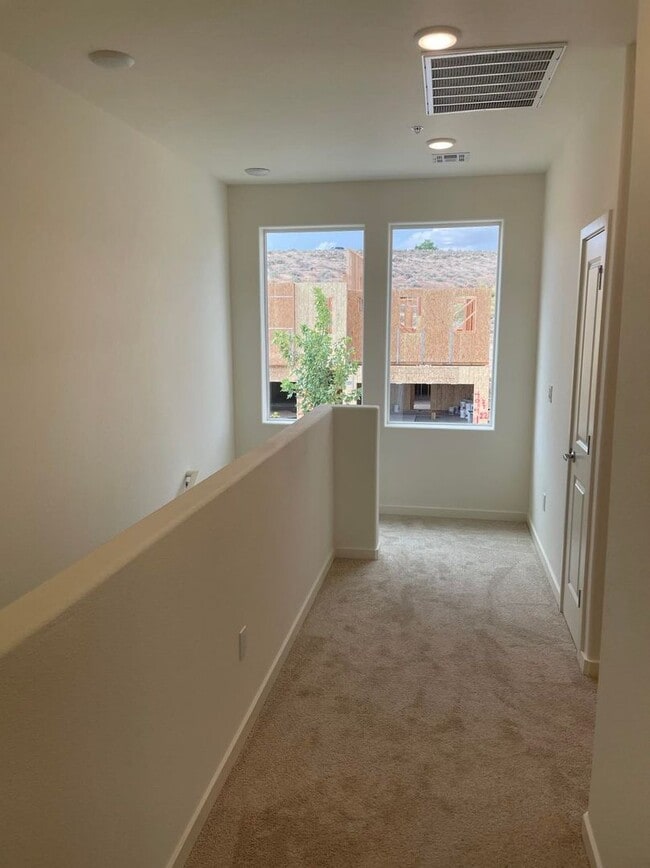 Building Photo - Only 1 Resident - Newer Home