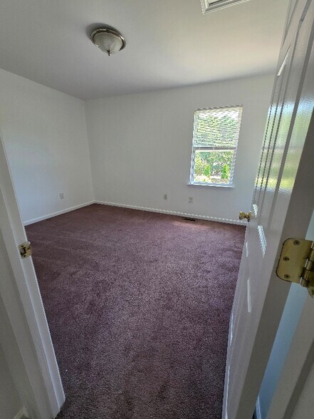 Building Photo - 2401 S Ridge Ave