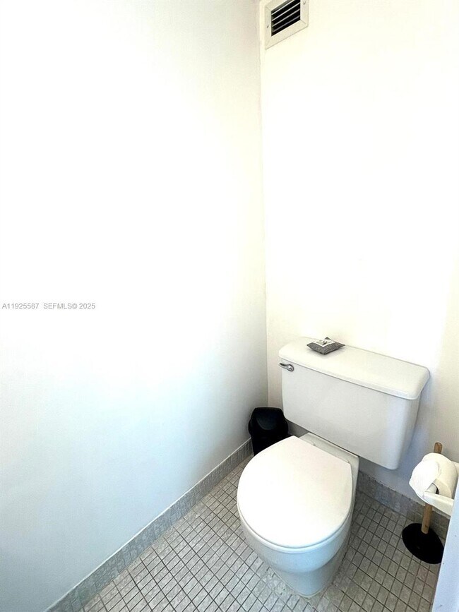 Building Photo - 1000 Parkview Dr