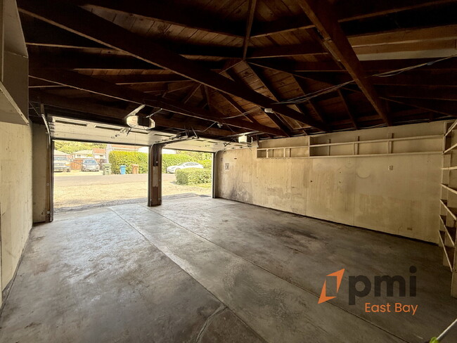 Building Photo - Move-In Ready 3-Bed Haven with Private Cou...