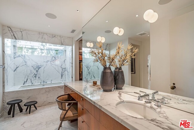 Building Photo - 400 Toyopa Dr