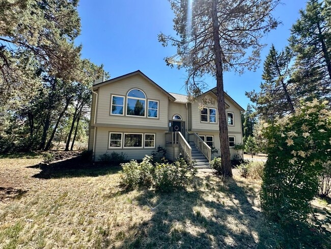 Building Photo - Stunning Running Y Ridge Home with Lake Views – Furnished or Unfurnished!