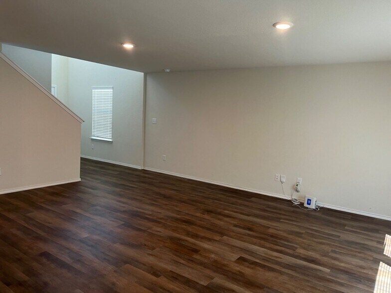 Building Photo - 414 Retama Pass