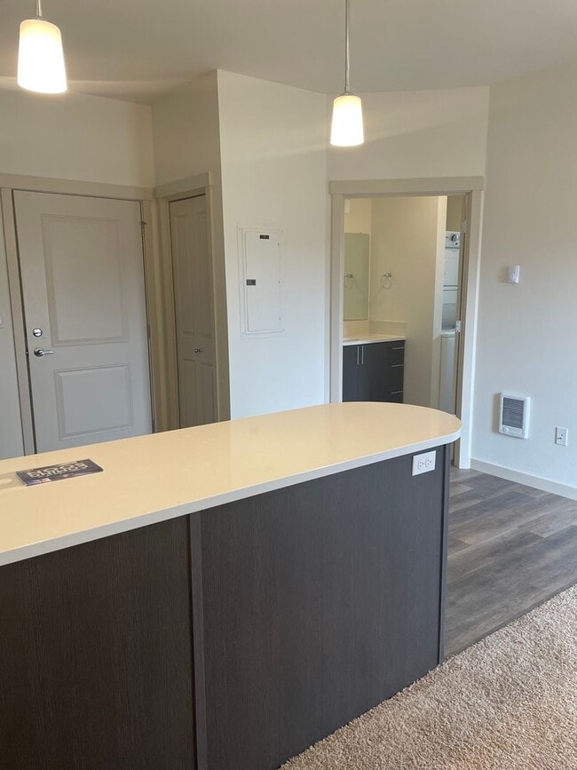 Building Photo - Studio Apartment in the Heart of Redmond