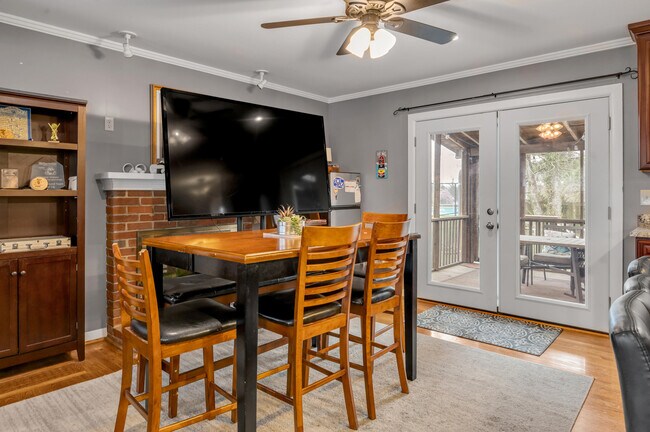 Building Photo - 653 Mt Vernon Dr