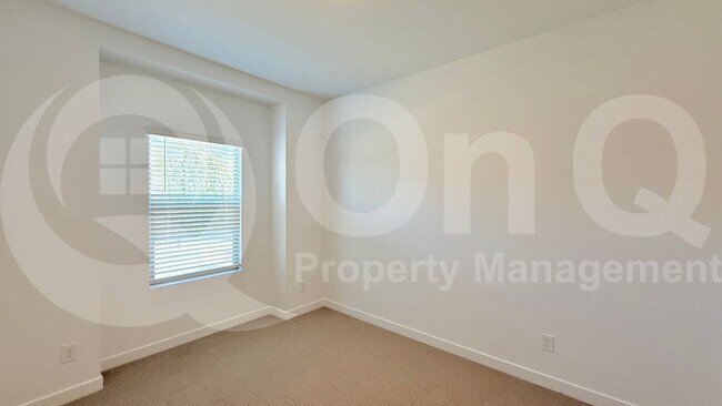 Building Photo - 2746 W Red Fox Rd