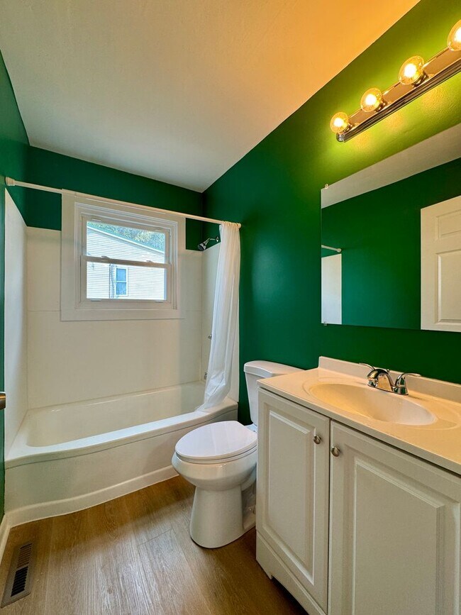 Building Photo - 32 Opal Rd