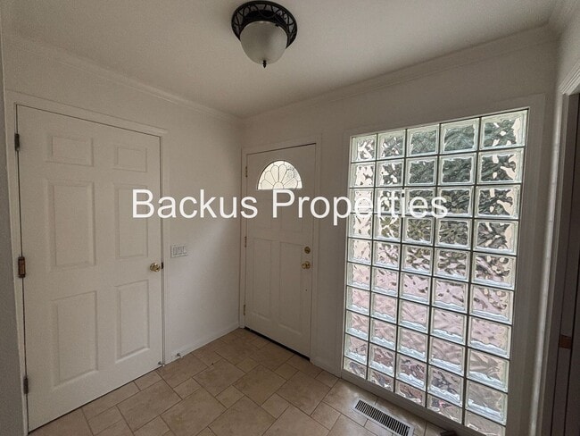 Building Photo - Beautiful three bedroom home in Carmel