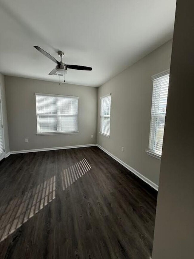 Building Photo - Special Offer! 18 month lease $1,375.00!!