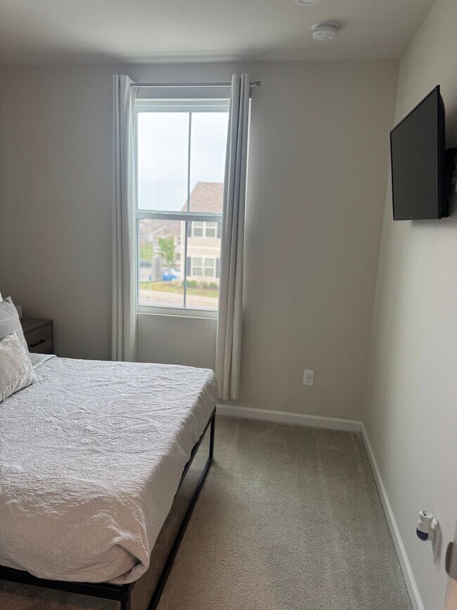 Building Photo - Furnished or Unfurnished Townhome